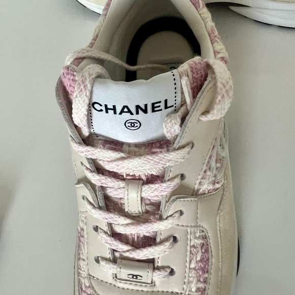 CHANEL 2023 Interlocking CC Logo Sneakers - Picture 5 of 7